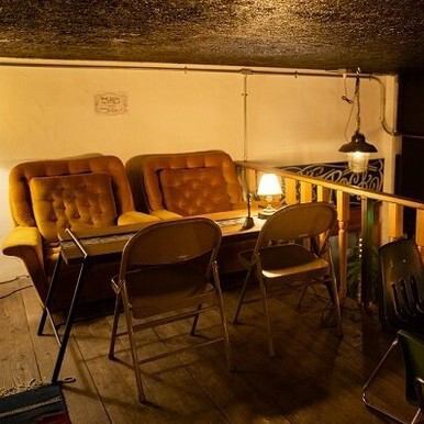 【ロフト席：2名～4名】隠れ家のようなロフトフロアには、ふかふかのソファ席がございます。レトロで暖かみのある照明が、時間を忘れて寛げる空間を演出。最大4名様までご利用いただけるため、女子会や気の置けない仲間とのパーティーに最適です。少し特別で非日常的な雰囲気の中で、素敵な思い出を作りませんか?