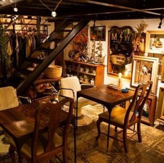 【ロフト下席：1名～2名×3卓】店内は、ヴィンテージの絵画やオブジェが飾られたギャラリーのような空間が広がっています。ロフト下のテーブル席は、アートに囲まれながら食事ができる特別な場所です。レイアウトが自在なので、少人数から女子会などグループでのご利用まで幅広く対応可能。写真映えも抜群です！