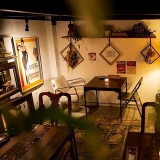 【ロフト下席】アメリカンヴィンテージとモダンが融合した個性的な空間のロフト下テーブル席。それぞれデザインの異なる椅子やテーブルが配置されており、どの席に座っても新鮮な発見があります。ゆったりとした時間が流れるこの場所で、モーニングやランチ、ディナーのお食事を、気の合う仲間とゆっくりお楽しみください♪