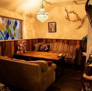 【個室：2名～6名】アンティークなインテリアとステンドグラス調の窓が魅力的な特別な個室です。ゆったりとしたソファ席で、映画のワンシーンのようなプライベート空間を満喫できます。女子会やママ会、大切な記念日のお祝い、サプライズにも最適。周りを気にせず、心ゆくまでお喋りを楽しみたいお客様におすすめです！