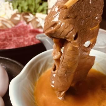 您可以選擇暢飲的木須肉套餐或刺身套餐,售價為 8,800 日圓(含稅)。