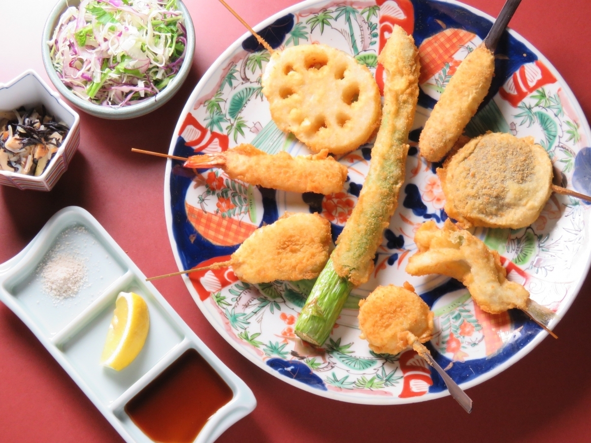 Enjoy local Shinshu sake and seasonal Japanese cuisine, including kushikatsu (deep-fried skewers).A banquet to entertain important guests