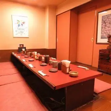 We offer spacious tatami rooms with a relaxed atmosphere, perfect for banquets.