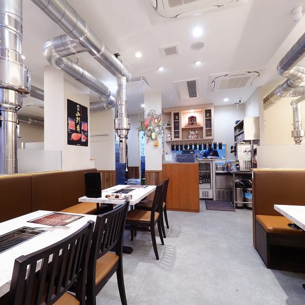 The restaurant has a bright and calm atmosphere. The interior is lit with warm colors, and boasts a friendly atmosphere that is typical of Tsuruhashi. We have tables for 4 and 6, so we can accommodate a wide range of dining occasions, from small groups to banquets.