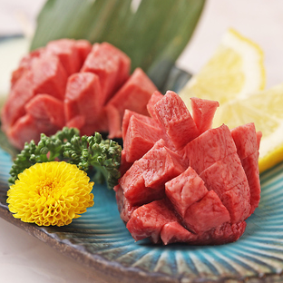 【贅沢な旨味を堪能【大阪南港市場から仕入れる新鮮な和牛タンのみを使用】新鮮な生ホルモンも人気です!!