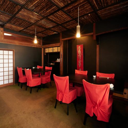 The store has a calm and mature atmosphere based on red and black.It is ideal for various gatherings such as welcome and farewell parties, reunions, and banquets.