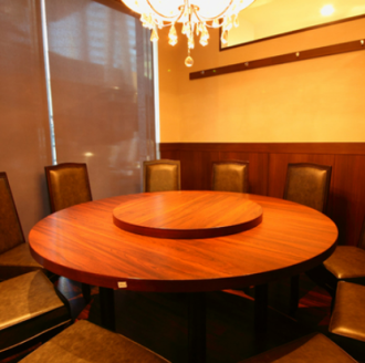 [Enjoy Chinese cuisine in a private room. A seating area with a sense of privacy] This restaurant can be used for a variety of occasions, such as family dinners and entertaining guests.Our private rooms can seat 8-13 people, making them ideal for medium-sized parties.