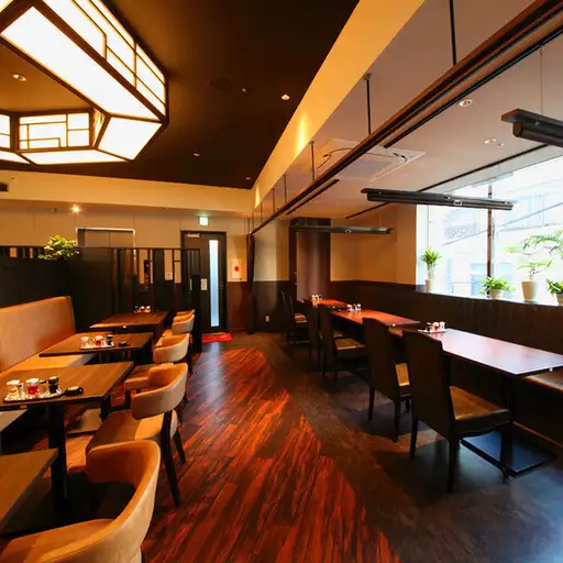 中華料理店らしい内装と温かみのある照明で、ゆっくりとリラックスできる雰囲気となっています。内装全体を中華の雰囲気で統一しており、お食事への期待も高まります。当店自慢の本格中華を、是非一度ご堪能ください。