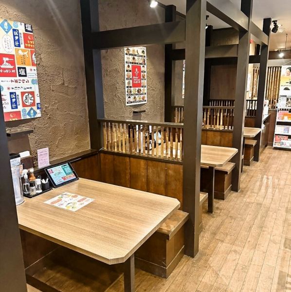 団体利用にも対応できる広めのフロアは、茶色を基調とした木目のデザインで統一され、落ち着いた雰囲気が魅力。柔らかな照明がリラックスした時間を演出します☆宴会やパーティなど多人数での食事を快適に過ごせるテーブル席をしっかり確保し長時間の滞在も心地よく過ごせます◎