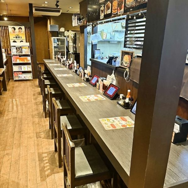 カウンター席や少人数向けのテーブル席は、ゆったりと食事や会話を楽しめる配置となっています☆木のあたたかな質感と落ち着きのある照明で、2名様や少人数でのご利用にも最適な環境です♪気軽なランチタイムや落ち着いたディナーにぴったりで、快適さと居心地の良さを追求しました◎