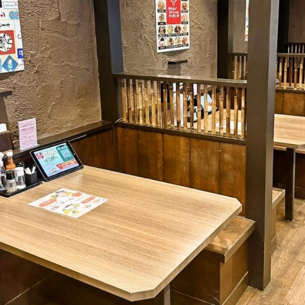 店舗は落ち着いた内装で、茶色を基調とした木材を多用し、居心地のよい雰囲気を演出しています。落ち着く照明と機能的なテーブル配置で幅広いシーンに対応可能!タブレット注文システムの導入によりスムーズなオーダー体験ができるのも魅力の一つです◎どなたでも安心して利用できる店舗を目指しています☆