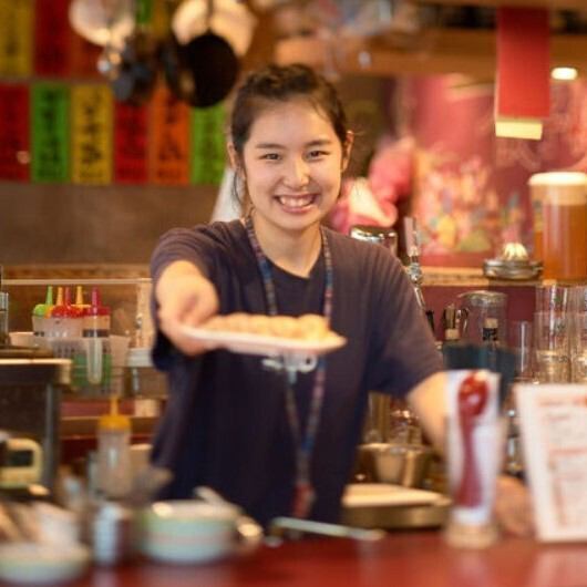 【お一人様から中規模宴会まで最適!】フレンドリーな常連さんも多く、気さくに会話を楽しめるのも小さなお店ならではです!おひとり様でも気軽にご利用いただける空間をご提供しています!会社やご友人同士の飲み会も、ぜひ当店をご利用ください♪