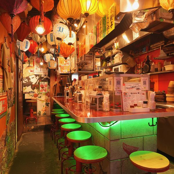 【こだわりの内装空間をご提供!】まるで海外旅行をしているような、ワクワクする店内も自慢です!特別なひと時を料理と共に演出してくれます!台湾屋台のようなアットホームな雰囲気でワイワイ盛り上がりながら、自慢の餃子・点心と様々なタパスをお楽しみください♪