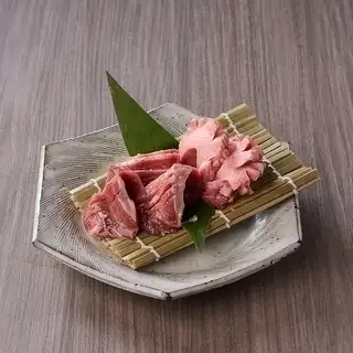 【モツのてんざん名物】厚切りタン盛合わせ1408円