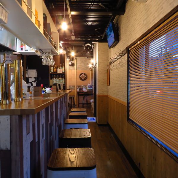 1階バーカウンターはおひとり様でも入れます！お酒メインで楽しみたい方にも気軽に入れます！ダーツ、カラオケも有ります