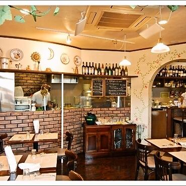 * A disinfectant solution is installed in the store to prevent infectious diseases. ◎ The seats are spaced apart, so it is safe and secure! Please feel free to visit us ♪ A small interior with the image of an Italian trattoria.It's like being in an Italian country house.