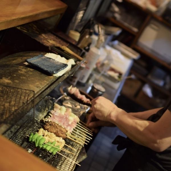 カウンター席からは一本一本丁寧に焼き上げる【匠の技】を堪能しながら食事が可能！