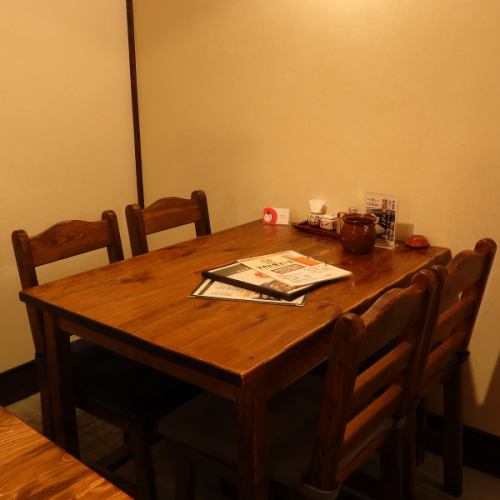 4名様が食事ができるテーブルを2卓ご準備しております。