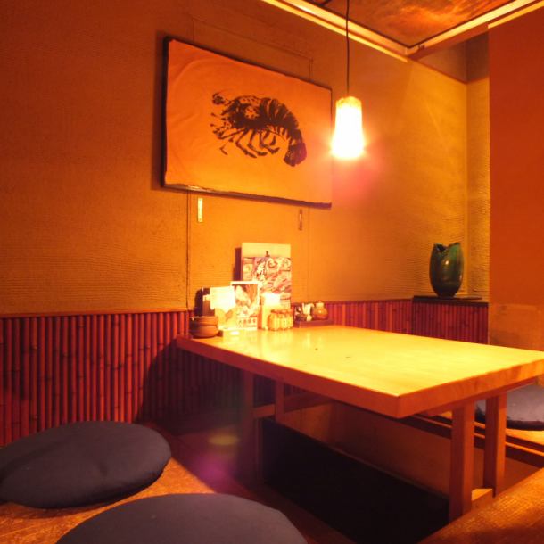温かい照明がくつろぎのひと時を彩ります。少人数での飲み会も個室のご用意が可能です。お問合せ下さい。