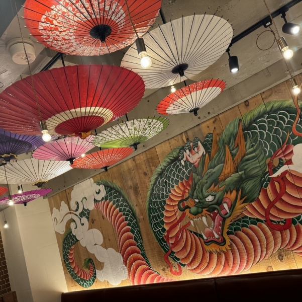 [A Japanese space where you can fully enjoy the beauty of Japan ◎] The paintings on the walls make the Japanese space even more attractive.You can enjoy your meal while taking in the beauty of Japan at tables featuring warm wooden grain and sunken kotatsu tables.The interior of the store is open, so please enjoy your time at your leisure.Please come and visit us.