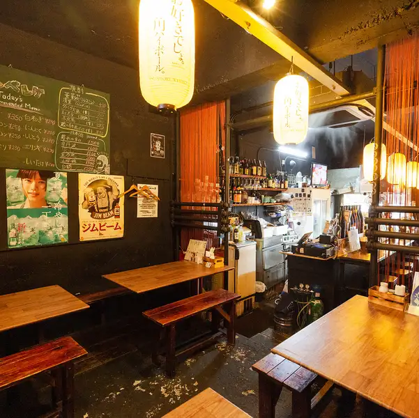 カウンター席や、テーブル席、更には店内奥には最大20名様くらいまでご利用可能なテーブル席をご用意しております。また、25名様～35名様の団体利用で貸し切りもできます！！！