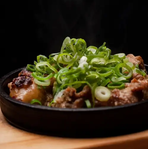 灼熱で踊る　親鶏の炭火焼