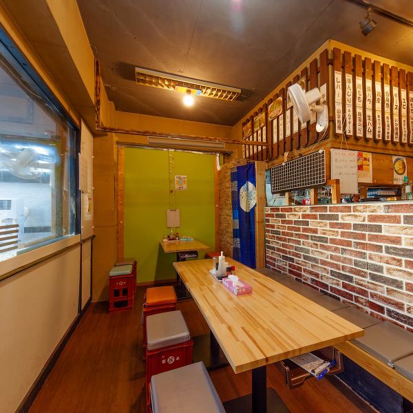 開放的な雰囲気が魅力のテラス席は、季節の風を感じながらお酒や食事を楽しめる人気スペース。ビール片手に乾杯するのはもちろん、家族や友人とリラックスした時間を過ごすのにも最適。喫煙可能エリアとしても好評◎※写真は店内の席の写真になります。