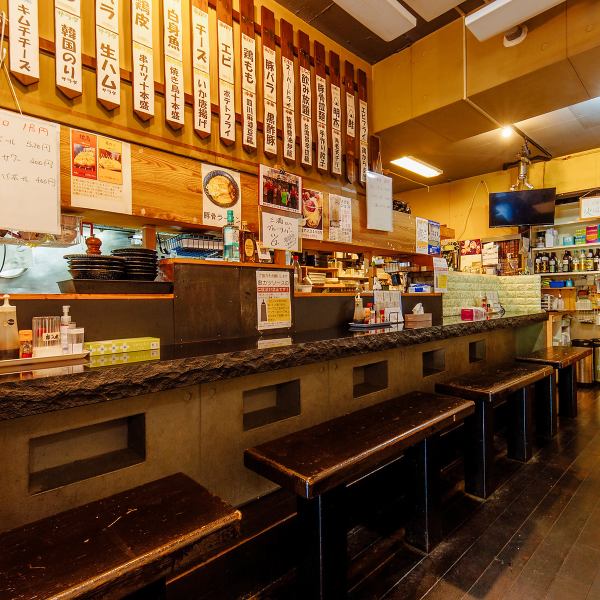 【カウンター7席】一人飲みや仕事帰りのサク飲みにおすすめのカウンター席。目の前で調理の香りや音を感じながら、気さくなスタッフとの会話も楽しめます。落ち着いた照明が心地よく、お酒をゆっくりと味わいたい方にも最適な大人の空間です！