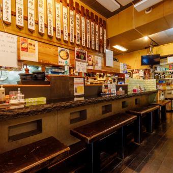 一人飲みや仕事帰りのサク飲みにおすすめのカウンター席。スタッフとの距離も近く、気軽に会話を楽しめる居心地の良さが魅力。調理のライブ感も楽しめます。