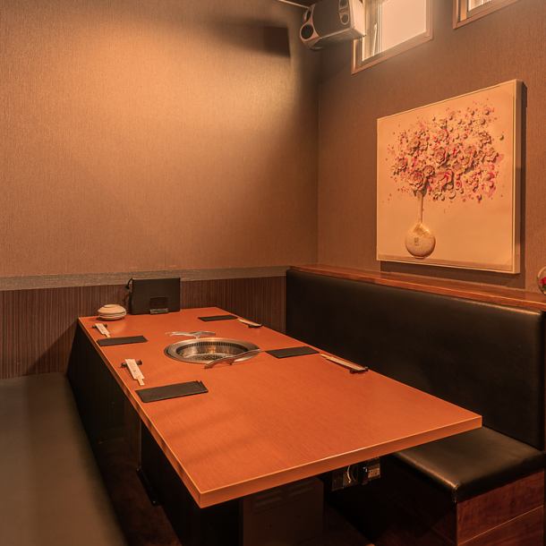The spacious private rooms are available for two people or more.It is a private space that is perfect for a date or family get-together.