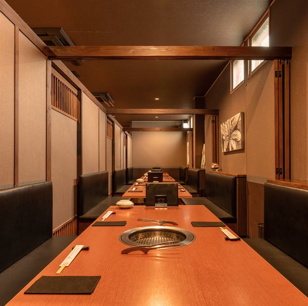 By removing the partitions and changing the layout, you can enjoy your meal in a completely private room with a maximum banquet capacity of 24 people.