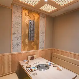 完全個室にて、ゆっくりとお過ごし頂きたい時は、系列店、焼肉名幸をおすすめ致します。ページ下にリンクが御座います。