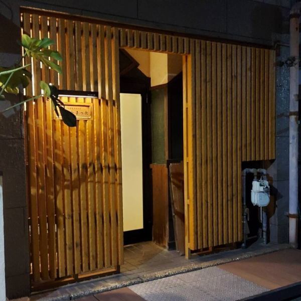 当店は、西鉄薬院駅２番出口より徒歩約8分/福岡市地下鉄七隈線渡辺通駅１番出口より徒歩約6分のところにあります！大切な方と特別なひと時をご堪能下さい！