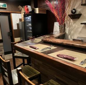 【カウンター：１名様×６卓】当店は全席カウンターとなっております。５名様以上のご予約は貸切とさせていただきます。