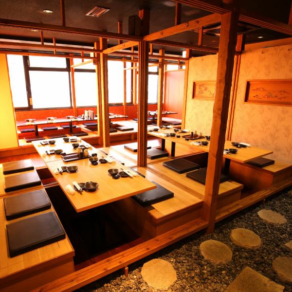 『鶏と釜めし　個室居酒屋　うずまき。』は全席個室を完備！会社宴会や飲み会、女子会、合コンなど様々なシーンでご利用頂けます♪人数に合わせて座席数を変えられるため、最大100名様までご利用可能です。少人数宴会から団体様まで幅広く使っていただけます◎