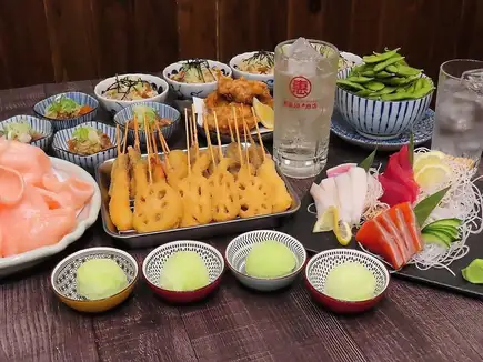 歡迎光臨！ 8 道菜的比利肯套餐，90 分鐘暢飲（100 種飲品，含生啤酒），售價 3,600 日圓（含稅）。