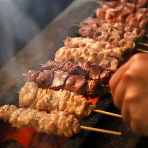 自慢の串焼を堪能！炭の芳しい香りをまとった串はお酒にもピッタリ◎