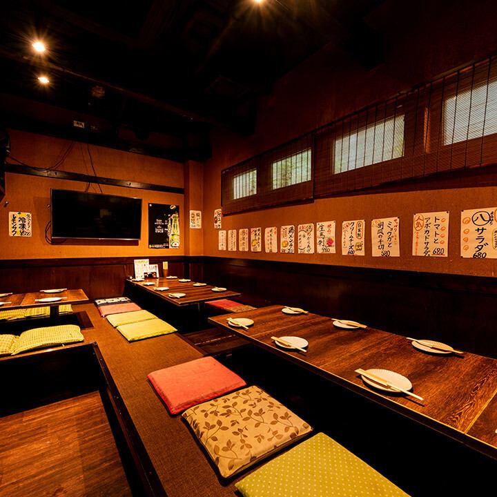 Equipped with sunken kotatsu tables, tables, and tatami rooms for dining with family and friends