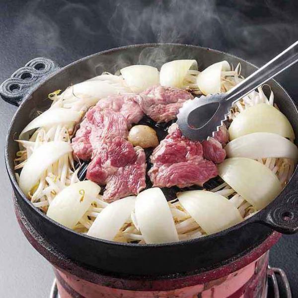【1番人気】ジンギスカン鍋で野菜と一緒に炭火で焼く新鮮な生ラム