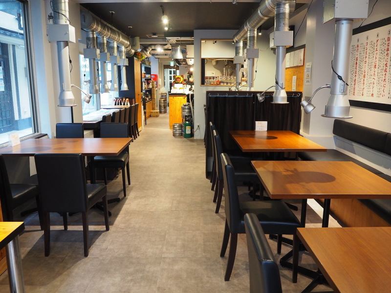 【様々なシーンに柔軟に対応します】カウンター席もございますのでお1人でもお気軽にご利用いただけます。また、店内のテーブルは移動可能なので少人数から大人数まで様々なシーンに対応可能です。貸し切りは20名様から承ります。ぜひお気軽にお問い合わせください。