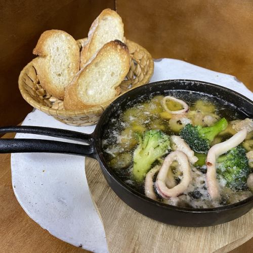 海鮮アヒージョ(バケット3個付き)