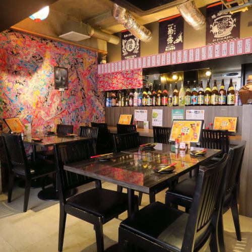 <p>【隠れ家的な雰囲気漂う沖縄料理店】店内は、沖縄を代表する染物”紅型(びんがた)”を取り入れた内装が特徴。伝統的な雰囲気漂う空間には、おしゃれな間接照明が光り、デートや宴会に最適。カウンター席やテーブル席、ロールカーテンで仕切られた半個室など、様々なお席を完備。陽気なスタッフがお出迎えします♪</p>