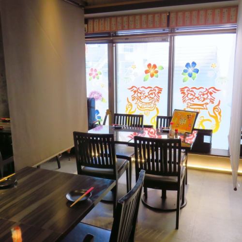 <p>お店の窓には沖縄では守り神とされているシーサーが描かれています。渋谷から徒歩約10分と便利な立地にありますので、仕事帰りはもちろん、デートや買い物帰り、女子会など様々な用途でご利用できます。沖縄に行きたくなった時、沖縄料理がどうしても食べたくなった時は当店へお越しください！本場の味に出会えます。</p>