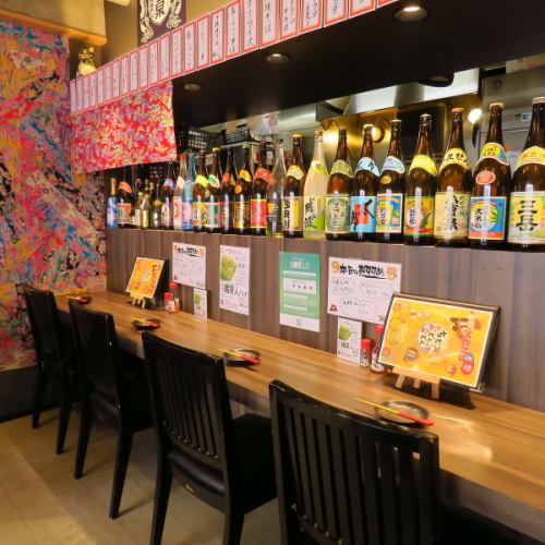 <p>【和モダンな空間で楽しむ贅沢なひととき】和モダンな店内は、テーブル席とカウンター席があり、お一人様から団体まで幅広くご利用いただけます。隠れ家のような雰囲気で、ゆったりとした時間を過ごすことができます。心地よい空間で、泡盛・古酒などの多彩なお酒とお料理を楽しむ贅沢なひとときをお過ごしください。</p>