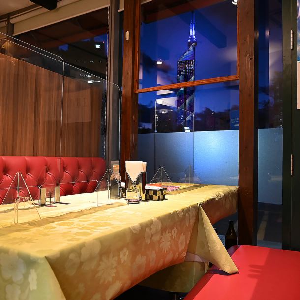 【福岡タワーを眺めながら♪】季節ごとに変わるライトアップを楽しめる特等席でお食事はいかがでしょうか◎3テーブルご用意しています。普段使いはもちろん、デートにもおすすめのお席です♪