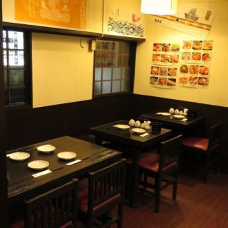 The table seats by the window can be used as a total of eight tables for three tables.Normally, as shown in the picture, one person for four people and two people for two people.