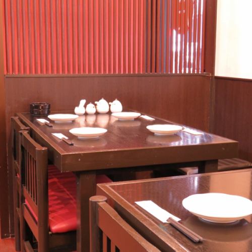 The four-member table beside the entrance is a table seat with a vertical lattice that makes you feel Japanese.