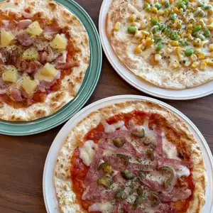 Grilled pineapple and bacon pizza