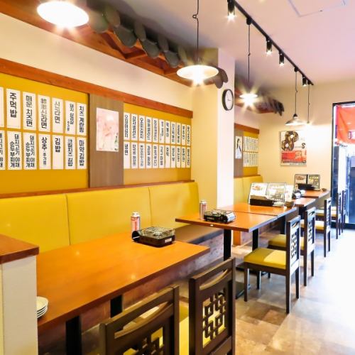 We have table seats where you can see the Hangul menu, depending on the number of people, such as 2 or 4 people! Please enjoy our delicious, authentic cuisine in a fun atmosphere.