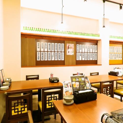 There are table seats available for up to 11 people.The interior and store displays are rich in Korean colors, and you will definitely feel Korean from the atmosphere.We hope you have a great time at our store!
